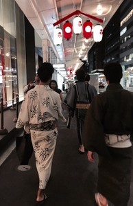 男性ゆかた後姿.jpg
